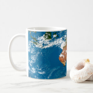 Planet Erde mit Wolken über Australien. Kaffeetasse
