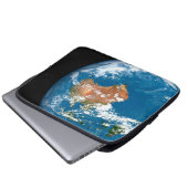 Planet Erde mit Wolken über Australien. Laptopschutzhülle (Vorne Knopf)