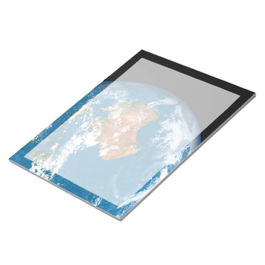 Planet Erde mit Wolken über Australien. Notizblock (angewinkelt)