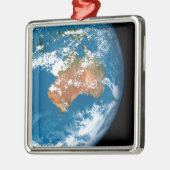 Planet Erde mit Wolken über Australien. Ornament Aus Metall (Links)