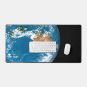 Planet Erde mit Wolken über Australien. Schreibtischunterlage (Tastatur & Maus)