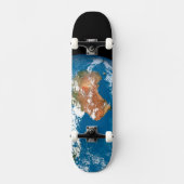 Planet Erde mit Wolken über Australien. Skateboard (Vorderseite)