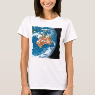 Planet Erde mit Wolken über Australien. T-Shirt