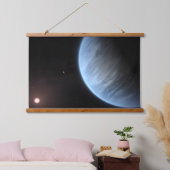 Planet K2-18b, Host Star und Begleitplanet. Wandteppich Mit Holzrahmen (Schlafzimmer)
