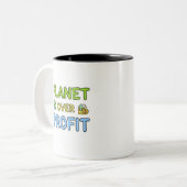 Planet über Gewinn - Nachhaltigkeit Zweifarbige Tasse (Vorderseite Links)