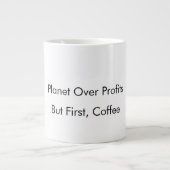 Planet über Profite (aber zuerst, Kaffee) lustiger Jumbo-Tasse (Vorderseite)