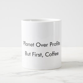 Planet über Profite (aber zuerst, Kaffee) lustiger Jumbo-Tasse