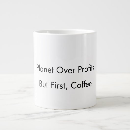 Planet über Profite (aber zuerst, Kaffee) lustiger Jumbo-Tasse (Vorderseite)