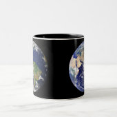 PLANETEN-ERDE VON RAUM Zwei-Ton Tasse (Mittel)