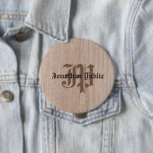 Plank Board Wood Look Old Script Mit Monogramm Button (Beispiel)