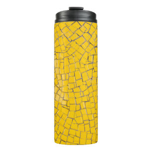 Planung der Wand aus gelben, schwarzen und grünen  Thermosbecher