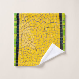 Planung der Wand aus gelben, schwarzen und grünen Waschlappen