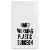 Plastikchirurg, der hart arbeitet kleine geschenktüte (Rückseite)