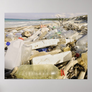 Plastikflaschen und Meerwasser-Ablagerung auf eine Poster