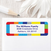 Plastikspielzeugziegel von Jungen (Insitu)