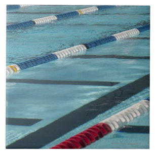 Plastiktrennzeichen in einer Swimmingpoolschaffung Fliese