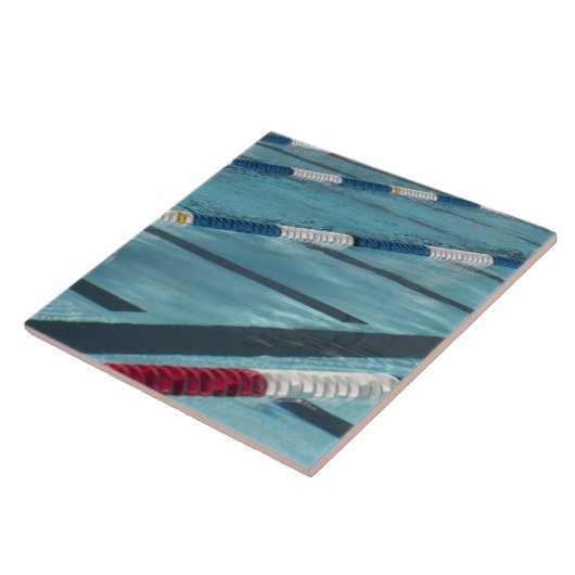 Plastiktrennzeichen in einer Swimmingpoolschaffung Fliese (Seite)