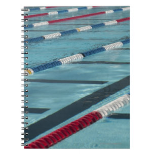 Plastiktrennzeichen in einer Swimmingpoolschaffung Notizblock