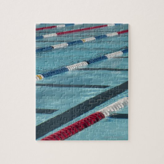 Plastiktrennzeichen in einer Swimmingpoolschaffung Puzzle (Vertikal)