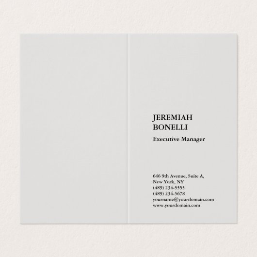 Platingrau minimalistisch moderne Premiumseide Visitenkarten (Außenseite Aufgefaltet)