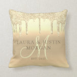 Platinum Gold Glitzer Tropfen Monogram Newlywings Kissen<br><div class="desc">Ein elegantes personalisiertes mit Monogramm Jungvermählte halten Hochzeit werfen Kissen zu Gabe an die Braut und Bräutigam. Passen Sie Ihren Nachnamen an.</div>