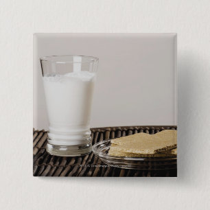 Platte der Imbisse mit einem Glas Milch Button
