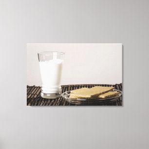 Platte der Imbisse mit einem Glas Milch Leinwanddruck