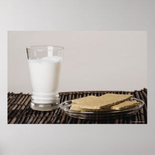 Platte der Imbisse mit einem Glas Milch Poster
