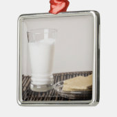 Platte der Imbisse mit einem Glas Milch Silbernes Ornament (Links)