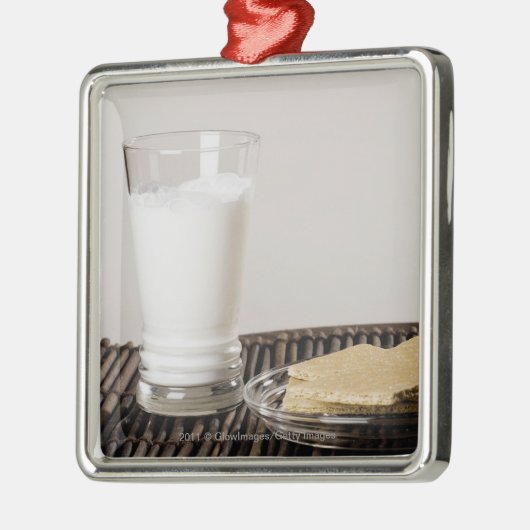 Platte der Imbisse mit einem Glas Milch Silbernes Ornament (Links)