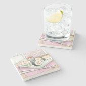 Platte der sortierten Sushi mit Essstäbchen Steinuntersetzer (Seitenansicht)