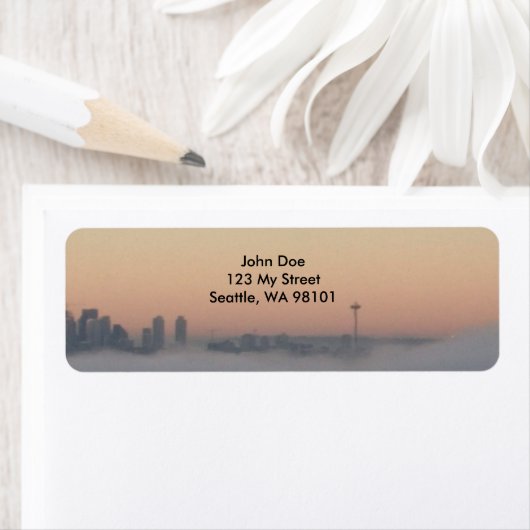 Platz-Nadel über dem Nebel-Adressetikett (Insitu)