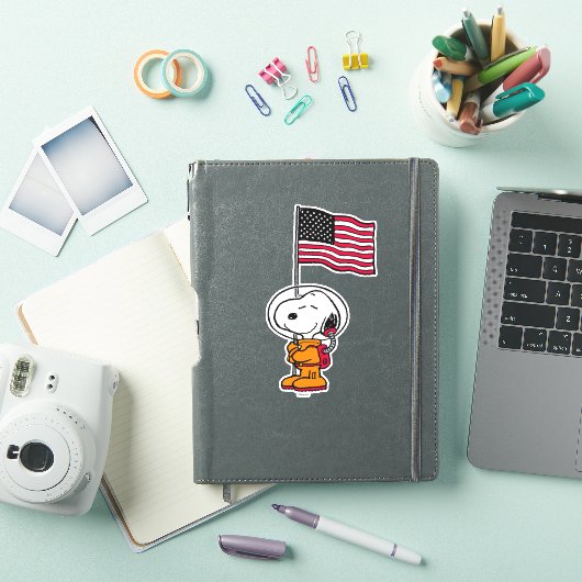 PLATZ | Snoopy mit Flaggenastronaut Aufkleber (iPad Hülle)