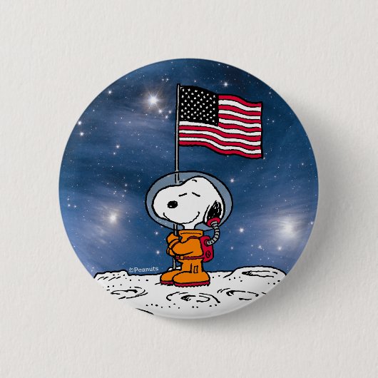 PLATZ | Snoopy mit Flaggenastronaut Button (Vorderseite)