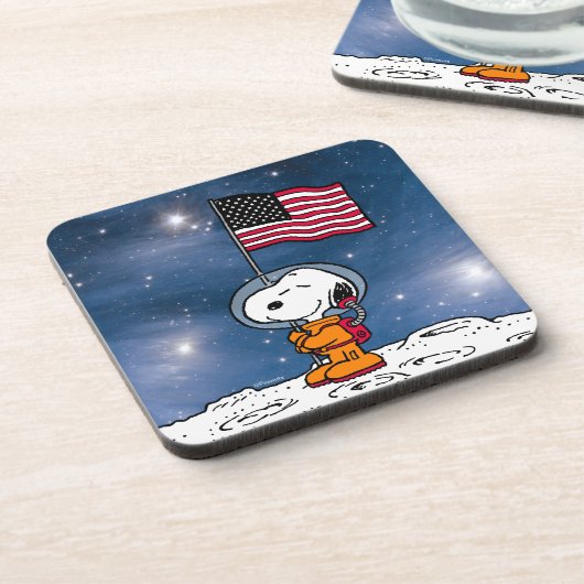 PLATZ | Snoopy mit Flaggenastronaut Getränkeuntersetzer (Linke Seite)