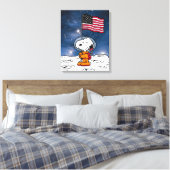 PLATZ | Snoopy mit Flaggenastronaut Leinwanddruck (Insitu (Schlafzimmer))
