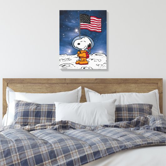 PLATZ | Snoopy mit Flaggenastronaut Leinwanddruck (Insitu (Schlafzimmer))
