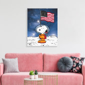 PLATZ | Snoopy mit Flaggenastronaut Leinwanddruck (Insitu (Wohnzimmer))