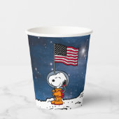 PLATZ | Snoopy mit Flaggenastronaut Pappbecher (Vorderseite)
