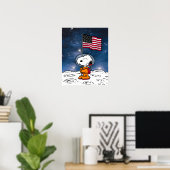 PLATZ | Snoopy mit Flaggenastronaut Poster (Heimbüro)