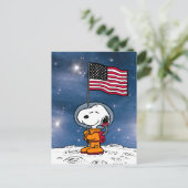 PLATZ | Snoopy mit Flaggenastronaut Postkarte (Stehend Vorderseite)