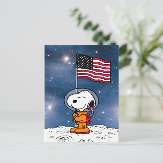 PLATZ | Snoopy mit Flaggenastronaut Postkarte (Stehend Vorderseite)