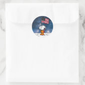 PLATZ | Snoopy mit Flaggenastronaut Runder Aufkleber (Tasche)