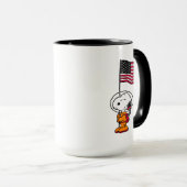 PLATZ | Snoopy mit Flaggenastronaut Tasse (VorderseiteRechts)