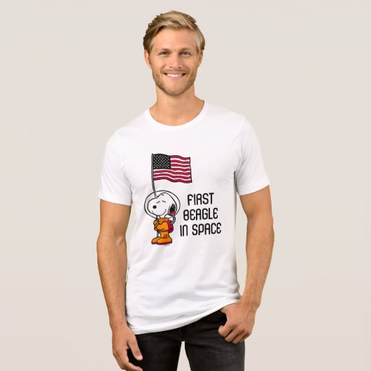PLATZ | Snoopy mit Flaggenastronaut Tri-Blend Shirt (Vorderseite voll)