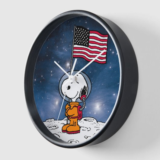 PLATZ | Snoopy mit Flaggenastronaut Uhr (Winkel)