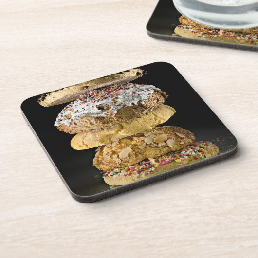 Plätzchen in einem Stapel Untersetzer (Linke Seite)