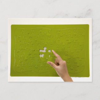Platzierung eines Puzzlespielstückes Postkarte