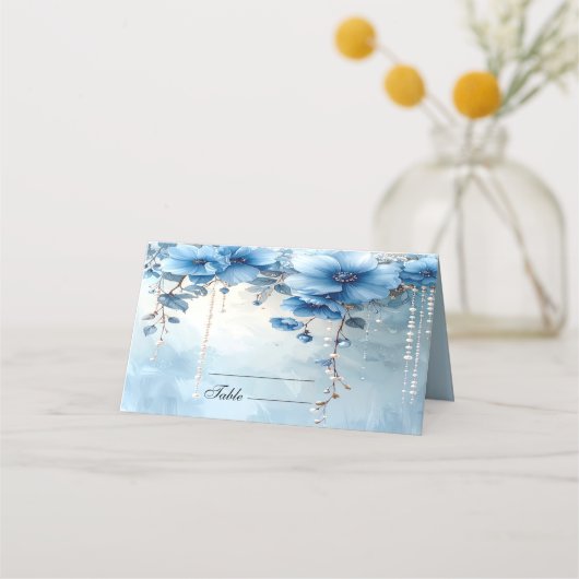 Platzkarte mit blauen Blumen und Perlen (Vorderseite)