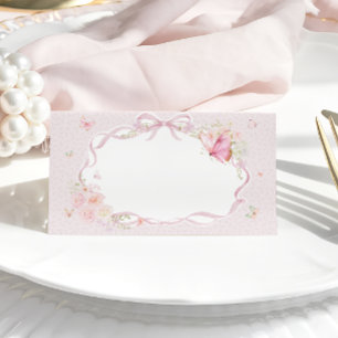Platzkarte mit rosa Schmetterling und Blumen